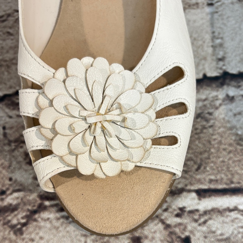 NWOT A2 By Aerosoles White Floral Open Toe Flats - Picture 5 of 8